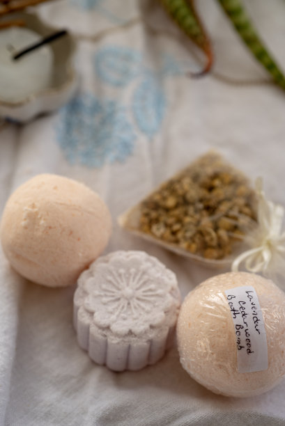 沐浴炸弹和甘菊香包图片下载