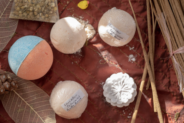 沐浴炸弹和甘菊香包图片下载