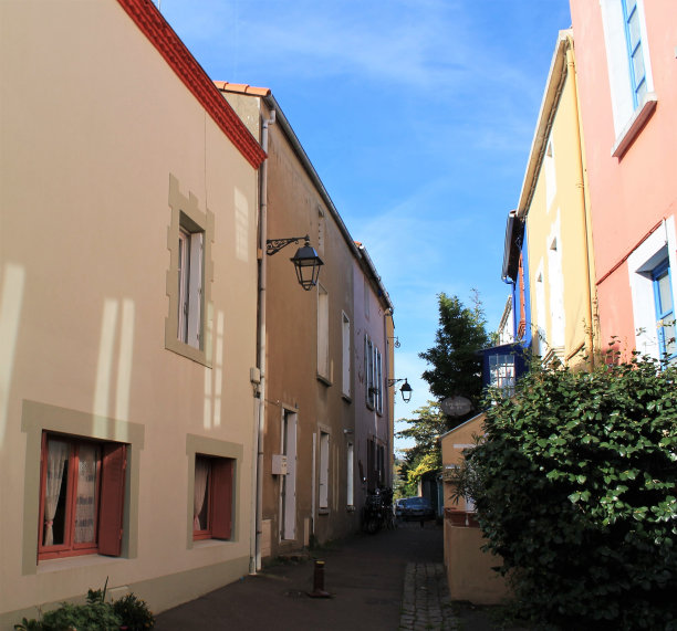 典型的彩色街道Trentemoult村附近的南特市，卢瓦尔-大西洋，法国图片下载