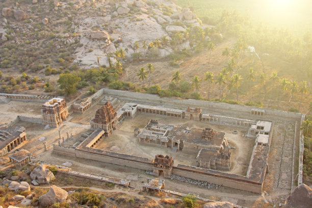 马坦加山上的汉比日出。从上面看，从天空，航空照片。印度寺庙汉比的阳光图片下载
