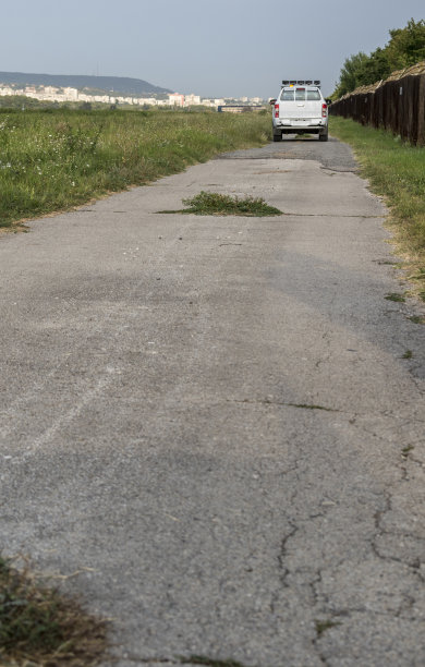 一辆在机场检查安全的吉普车。图片下载