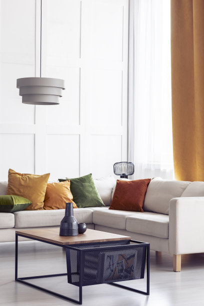 时尚客厅白色角落沙发上的绿、橙、黄枕头，实景照片与拷贝空间图片下载