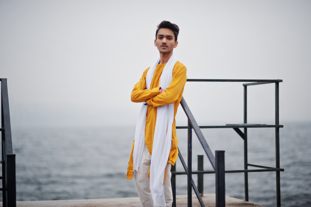穿着黄色传统服装的印度时髦男子图片下载