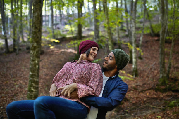 喜欢在森林里抬女人的徒步旅行者图片下载