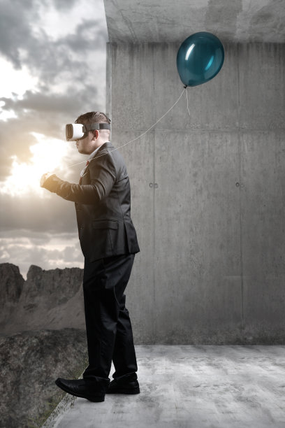 商人手持蓝色气球，带着VR头盔在混凝土房间里走向深渊图片下载