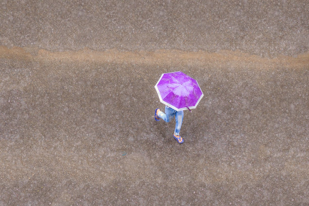 雨中漫步图片下载