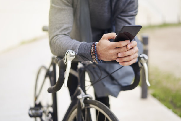 有自行车和智能手机的年轻通勤者。图片下载