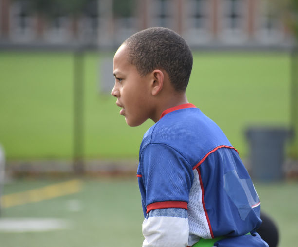 旗帜足球运动员的肖像图片下载