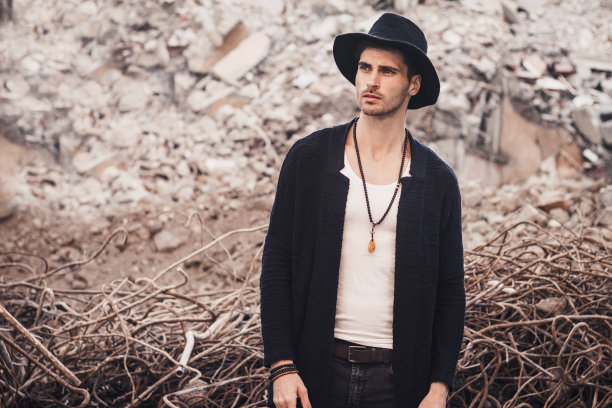 戴着帽子的蓄着胡子的英俊男子图片下载