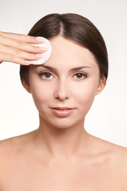 年轻的白人女孩去掉睫毛膏。的脸化妆图片下载