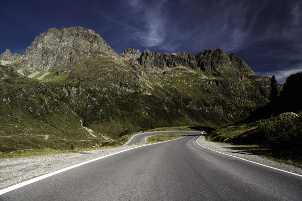 16、弯弯曲曲的路，弯弯曲曲的山，晴空万里的天图片下载