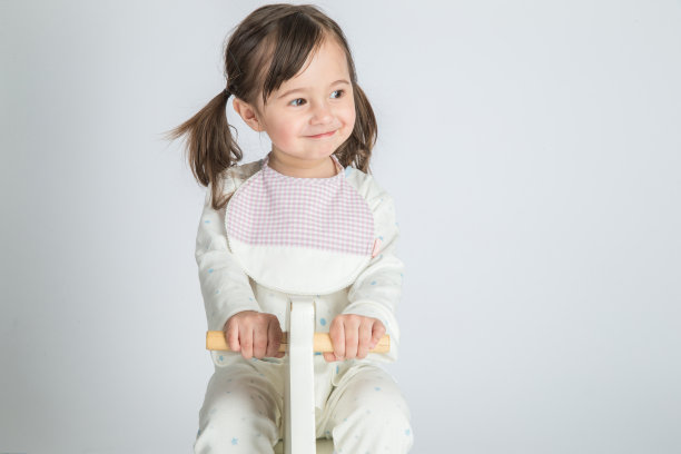 这个漂亮的小女孩骑着一匹木马图片下载