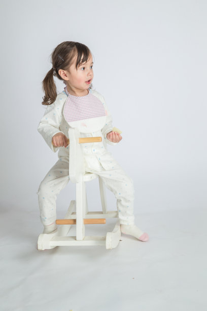 这个漂亮的小女孩骑着一匹木马图片下载