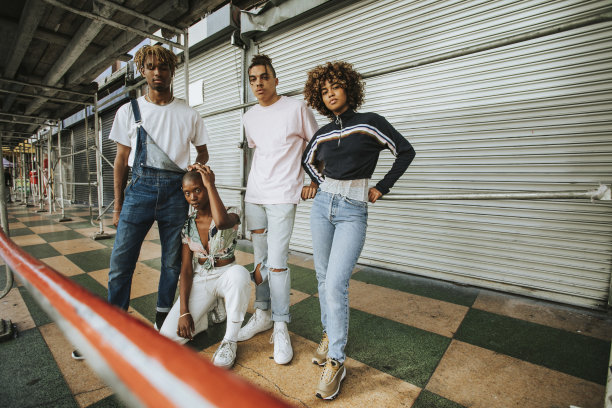 朋友们在城里闲逛图片下载