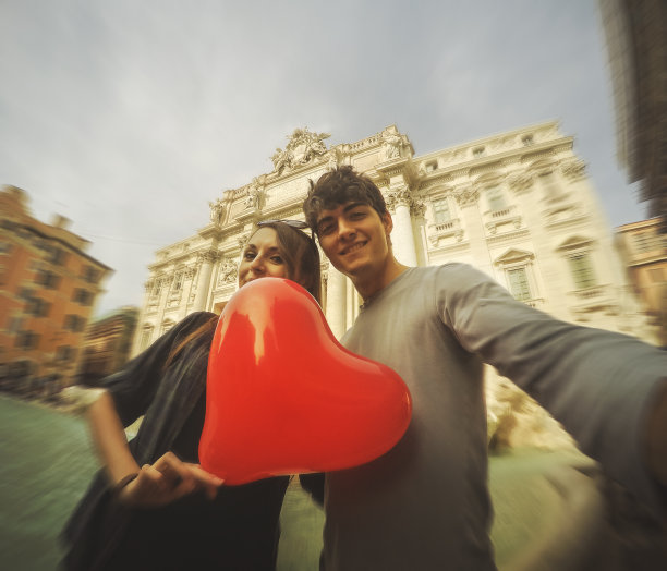 一对情侣在罗马特莱维喷泉边旅游图片下载