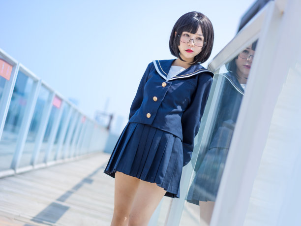 穿着校服的亚洲女学生图片下载