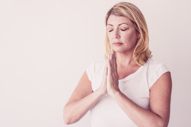 冷静的女商人在冥想时放松图片下载