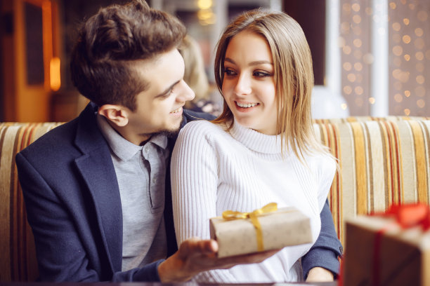 一对相爱的情侣在一个舒适的咖啡馆里庆祝他们的约会纪念日图片下载