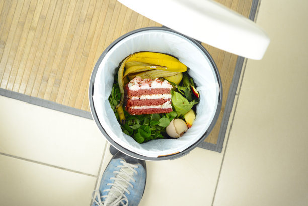 无视世界饥饿而浪费食物图片下载