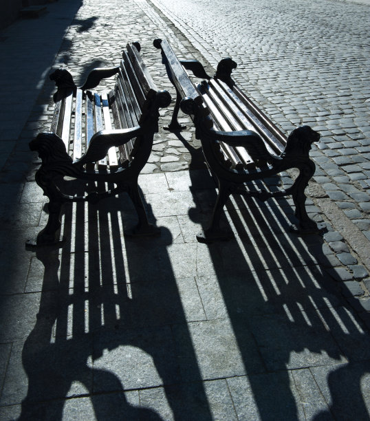 鹅卵石和复古长椅的剪影图片下载