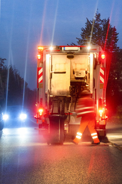 垃圾车早上上班图片下载