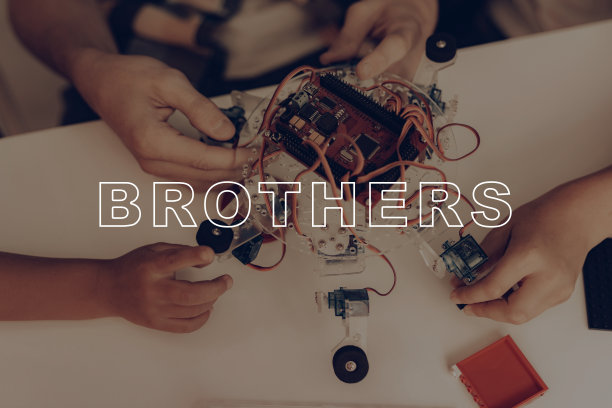 两个小男孩和年轻的机器人建造者。图片下载