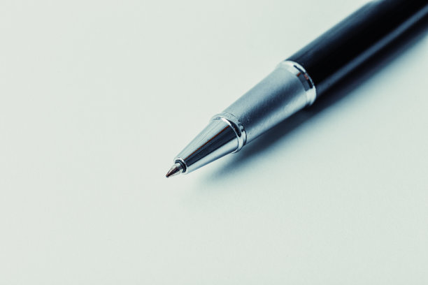 钢笔在打开的记事本上图片下载