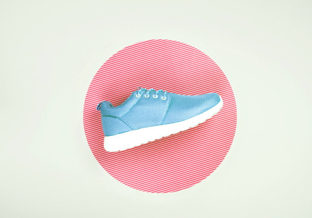 创造性的平铺运动鞋在灰色背景与复制空间。图片下载