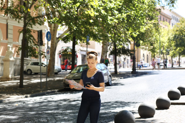 游客看地图图片下载