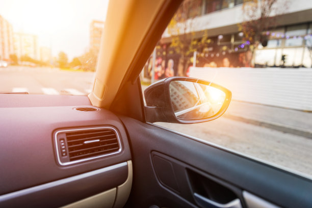 拍摄于汽车的侧视镜。汽车在高速公路上行驶时从侧镜看到的景象图片下载