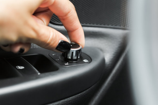 车门扶手上的控制面板图片下载