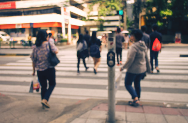 模糊的人们在街上行走图片下载