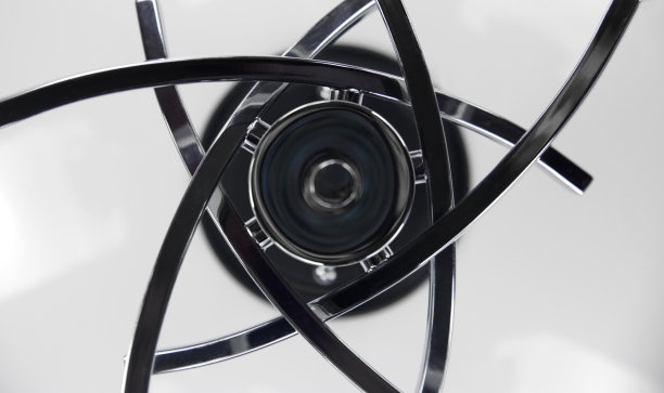 金属栅格后面的机械/机械碎片的特写照片。抽象的工业或技术背景。图片下载