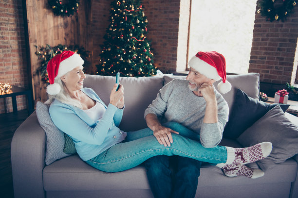 成熟的老年朋友。愉快的愉快的有趣的积极的甜蜜的可爱的灰白头发的已婚的配偶奶奶坐在沙发沙发在家里拍照用手机小装置设备的照片爷爷空闲的时间图片下载