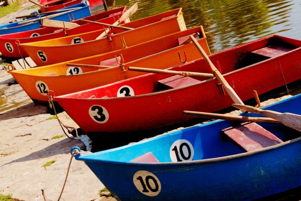 彩色的划艇，标着数字系在湖边图片下载