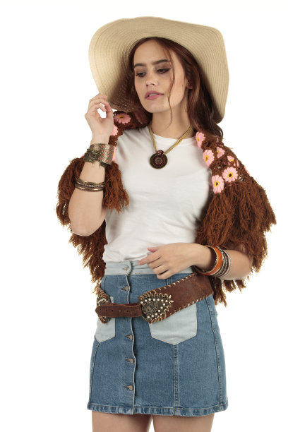 吉普赛风格的模特穿着朴素的白色t恤为您添加自己的节日灵感设计图片下载