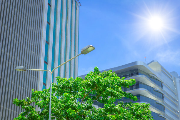 环保绿色办公楼，城市区域清新空气，蓝色天空阳光明媚的城市景观图片下载