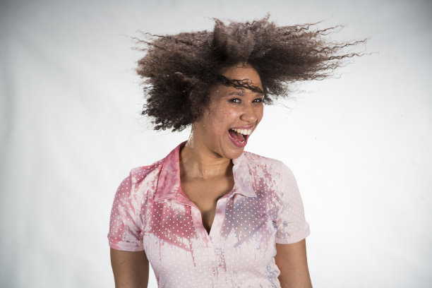 女人身上溅满了水彩颜料，头发摇晃着图片下载