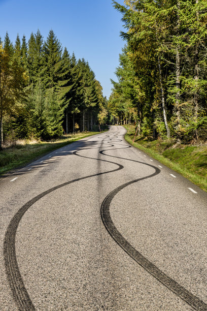 轮胎滑痕图片下载