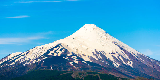 智利Vicente Perez Rosales国家公园的Osorno火山顶部。孤立在蓝色背景。图片下载