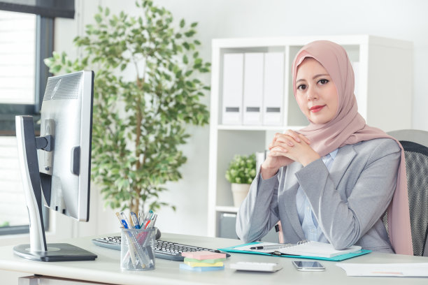 穆斯林头巾女商人坐在办公室里图片下载