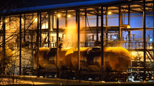 在一个寒冷的冬夜，在一个油罐棚里冒着蒸汽的铁路燃气罐图片下载