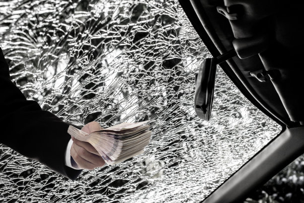 汽车保险概念，商人从损坏的玻璃图案背景保险索赔图片下载