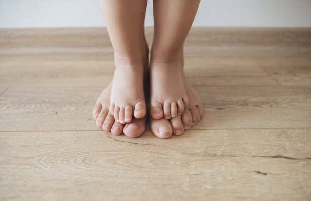 母亲和婴儿的脚图片下载