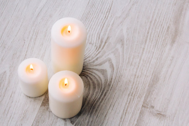 白色背景上的水疗蜡烛图片下载