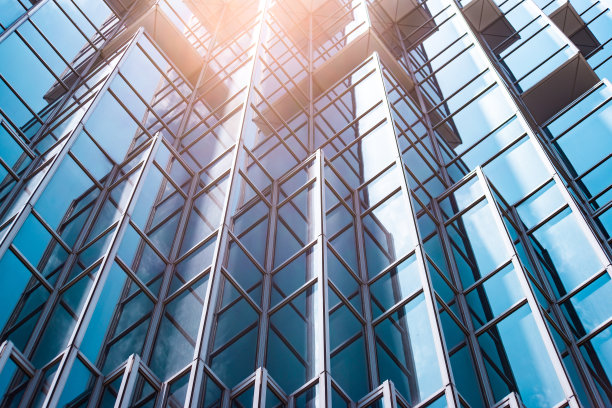 下方全景透视，以钢蓝玻璃高层建筑摩天楼，商业理念成功的工业建筑图片下载