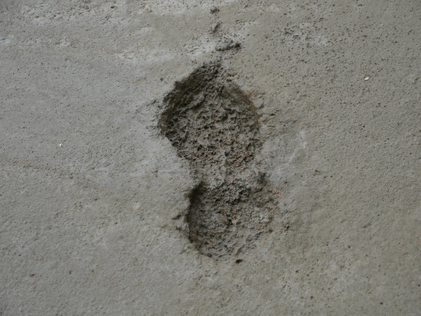 新水泥里的人类足迹图片下载