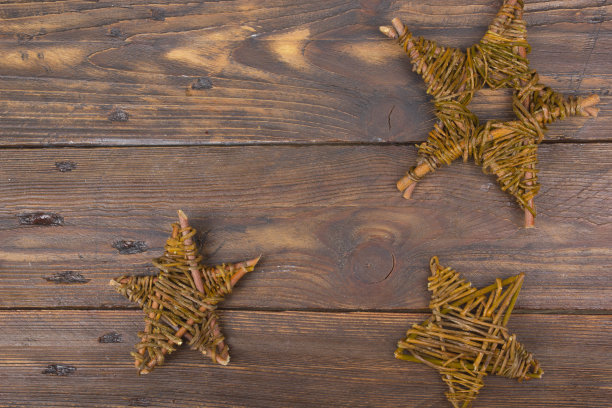 圣诞节装饰木制星星与圣诞快乐标志孤立在木制背景。顶部视图与复制空间。图片下载