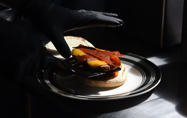 豪华素食培根芝士汉堡和水平薯条图片下载