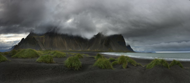 在冰岛东南部的Stokksnes海角的黑色沙丘上有Vestrahorn(蝙蝠侠山)。色彩缤纷的夏日早晨，欧洲的冰岛。艺术风格后期处理照片。图片下载